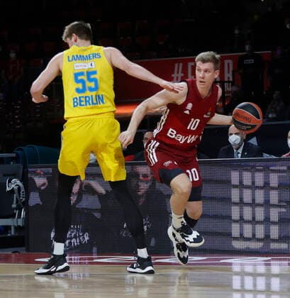 28 01 2022, Basketball Euroleague, FC Bayern Basketball vs Alba Berlin, Audi Dome Munich, Sports, in picture Ben Lammers ALBA Berlin vs Ognjen Jaramaz FCB Basketball