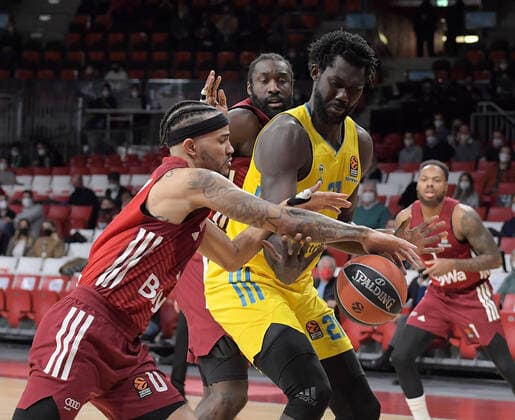 28 01 2022, xemx, Basketball Euroleague, FC Bayern Muenchen Alba Berlin emspor, v l Nick Weiler Babb FC Bayern Basketball , Christ Koumadje Alba Berlin Zweikampf, action, battle for the ball Muenchen