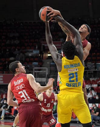 28 01 2022, xemx, Basketball Euroleague, FC Bayern Muenchen Alba Berlin emspor, v l Zan Mark Sisko FC Bayern Basketball , Christ Koumadje Alba Berlin , Nick Weiler Babb FC Bayern Basketball duel, action, action, battle for the ball Muenchen