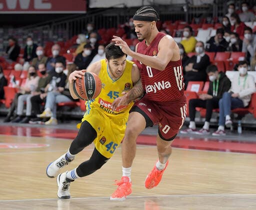28 01 2022, xemx, Basketball Euroleague, FC Bayern Muenchen Alba Berlin emspor, v l Tamir Blatt Alba Berlin , Nick Weiler Babb FC Bayern Basketball Zweikampf, action, battle for the ball Muenchen