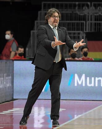 28 01 2022, xemx, basketball euroleague, FC Bayern Muenchen Alba Berlin emspor, v l head coach Andrea Trinchieri FC Bayern Basketball gives instructions, gestures with arms, gesticulate, gives instructions Muenchen