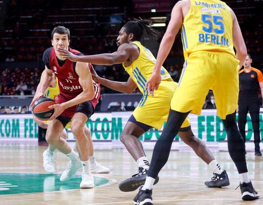 28 01 2022, Basketball Euroleague, FC Bayern Basketball vs Alba Berlin, Audi Dome Munich, sports, in the picture Vladimir Lucic FCB Basketball vs Jaleen Smith ALBA Berlin and Ben Lammers ALBA Berlin