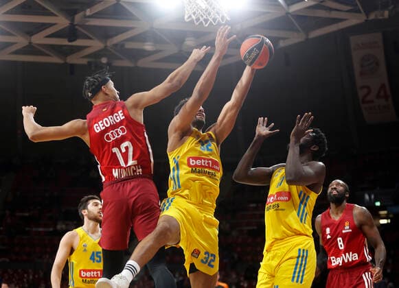 28 01 2022, Basketball Euroleague, FC Bayern Basketball vs Alba Berlin, Audi Dome Munich, Sports, in the picture Jason George FCB Basketball , Johannes Thiemann ALBA Berlin , Christ Koumadje ALBA Berlin Othello Hunter FCB Basketball
