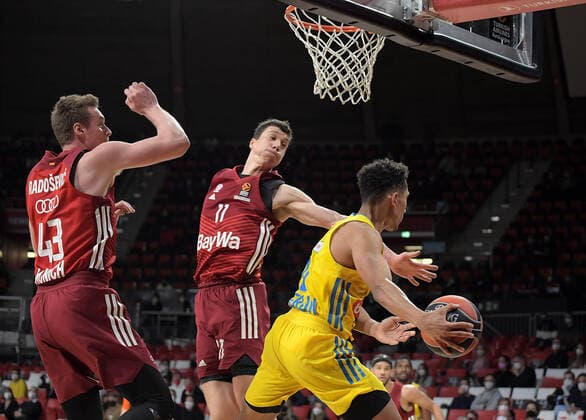 28 01 2022, xemx, Basketball Euroleague, FC Bayern Muenchen Alba Berlin emspor, v l Leon Radosevic FC Bayern Basketball , Vladimir Lucic FC Bayern Basketball , Maodo Lo Alba Berlin duel, action, action, battle for the ball Muenchen