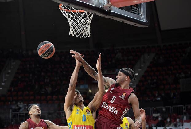28 01 2022, xemx, basketball euroleague, FC Bayern Muenchen Alba Berlin emspor, v l Maodo Lo Alba Berlin , Nick Weiler Babb FC Bayern Basketball duel, action, action, battle for the ball Muenchen