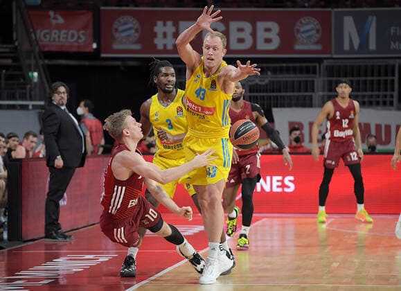 28 01 2022, xemx, Basketball Euroleague, FC Bayern Muenchen Alba Berlin emspor, v l Ognjen Jaramaz FC Bayern Basketball , Jaleen Smith Alba Berlin , Luke Sikma Alba Berlin Muenchen