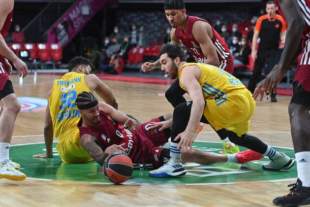 f l Johannes THIEMANN Berlin , Nick Weiler Babb FCB , Tamir BLATT Berlin on the ground,action,duel Basketball EuroLeague 23 Matchday FC Bayern Muenchen Alba Berlin on 28 01 2022 A U D I D O M E