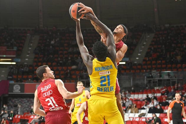 Nick Weiler Babb FCB , action,duel against Christ KOUMADJE Berlin , li Zan Mark SISKO FCB Basketball EuroLeague 23 Matchday FC Bayern Muenchen Alba Berlin on 28 01 2022 A U D I D O M E