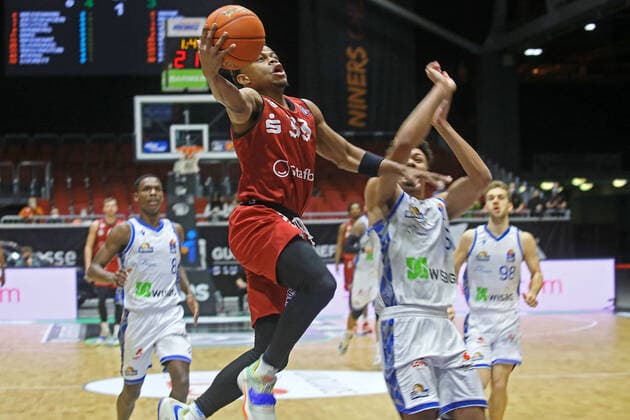 GER Niners Chemnitz99 Fraport Skyliners Frankfurt Baskettball Bundesliga 19 Spieltag Heimspiel BBL Im Bild Korberfolg fuer Niners 33 Eric Washington 28 01 2022 GER Niners Chemnitz99 Fraport Skyliners Frankfurt Baskettball Bundesliga 19 Spieltag Heimspiel 28 01 2022 Chemnitz Copyright: xEibner-Pressefotox EP_RKR