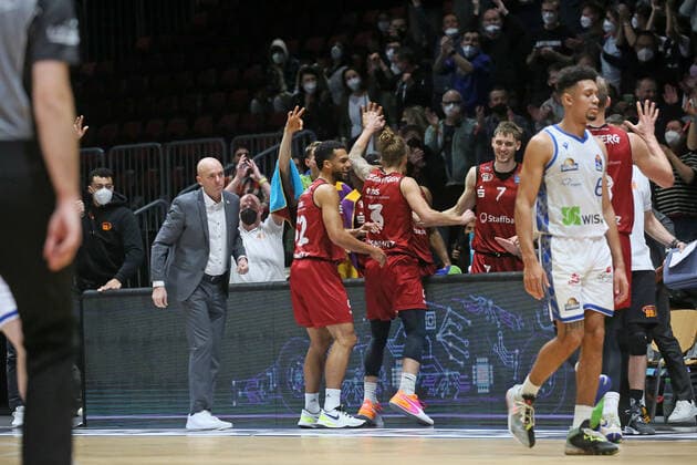 GER Niners Chemnitz99 Fraport Skyliners Frankfurt Baskettball Bundesliga 19 Spieltag Heimspiel BBL In the picture Niners head coach Rodrigo Pastore unrelaxed after the first quarter 28 01 2022 GER Niners Chemnitz99 Fraport Skyliners Frankfurt Baskettball Bundesliga 19 Spieltag Heimspiel 28 01 2022 Chemnitz Copyright: xEibner-Pressefotox EP_RKR