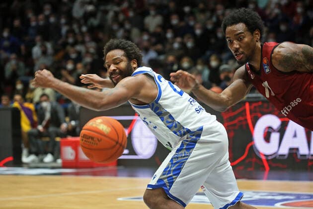 GER Niners Chemnitz99 Fraport Skyliners Frankfurt Baskettball Bundesliga 19 Spieltag Heimspiel BBL In front white Fraport Quantez Robertson pursued by Niners 11 Mike Isiaha 28 01 2022 GER Niners Chemnitz99 Fraport Skyliners Frankfurt Baskettball Bundesliga 19 Spieltag Heimspiel 28 01 2022 Chemnitz Copyright: xEibner-Pressefotox EP_RKR
