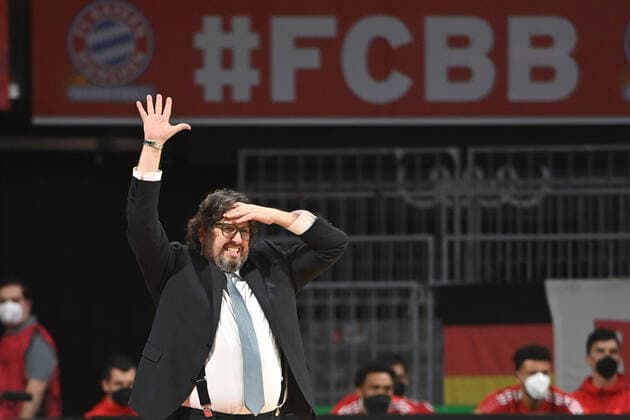 Andrea Trinchieri, coach FCB, gestures, gives instructions, Basketball EuroLeague 23 matchday FC Bayern Muenchen Alba Berlin on 28 01 2022 A U D I D O M E