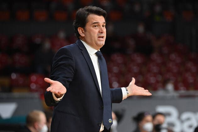 Israel GONZALEZ coach Berlin , gesture, disappointment, frustration, disappointed, frustrated, dejected, single image, cropped single image, half figure, half figure Basketball EuroLeague 23 Spieltag FC Bayern Muenchen Alba Berlin am 28 01 2022 A U D I D O M E