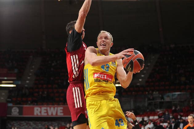 Vladimir Lucic Bayern Basketball, 11 tries to block Luke Sikma ALBA Berlin, 43 GER, FC Bayern Basketball vs ALBA Berlin, EuroLeague, 2021 2022 season, 28 01 2022, GER, FC Bayern Basketball vs ALBA Berlin, EuroLeague, 2021 2022 season, 28 01 2022, Muenchen Copyright: xEIBNER MarcelxEngelbrechtx EP_EER