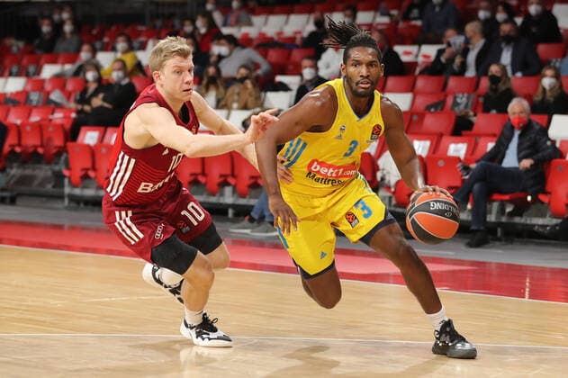 Ognjen Jaramaz Bayern Basketball, 10 tries Jaleen Smith ALBA Berlin, 3 to stop GER, FC Bayern Basketball vs ALBA Berlin, EuroLeague, 2021 2022 season, 28 01 2022, GER, FC Bayern Basketball vs ALBA Berlin, EuroLeague, 2021 2022 season, 28 01 2022, Muenchen Copyright: xEIBNER MarcelxEngelbrechtx EP_EER