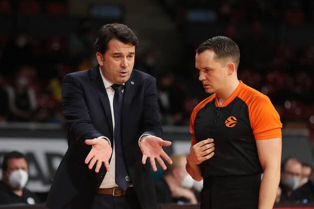 Irael Gonzalez ALBA Berlin, head coach discusses with referee GER, FC Bayern Basketball vs ALBA Berlin, EuroLeague, 2021 2022 season, 28 01 2022, GER, FC Bayern Basketball vs ALBA Berlin, EuroLeague, 2021 2022 season, 28 01 2022, Muenchen Copyright: xEIBNER MarcelxEngelbrechtx EP_EER