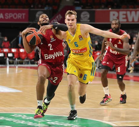 Malte Delow ALBA Berlin, 6 blocks Corey Walden Bayern Basketball, 2 GER, FC Bayern Basketball vs ALBA Berlin, EuroLeague, 2021 2022 season, 28 01 2022, GER, FC Bayern Basketball vs ALBA Berlin, EuroLeague, 2021 2022 season, 28 01 2022, Muenchen Copyright: xEIBNER MarcelxEngelbrechtx EP_EER