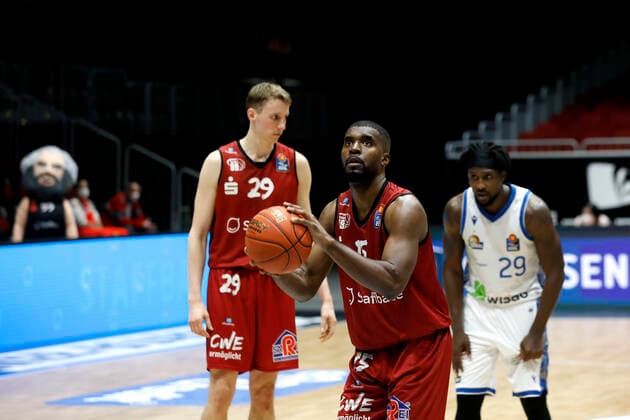 28 01 2022, easyCredit Basketball Bundesliga, BBL, season 2021 2022, men, Chemnitz Niners Fraport Skyliners Frankfurt Frantz Massenat, Niners Chemnitz shooting free throw Chemnitz Fair Chemnitz Saxony Germany