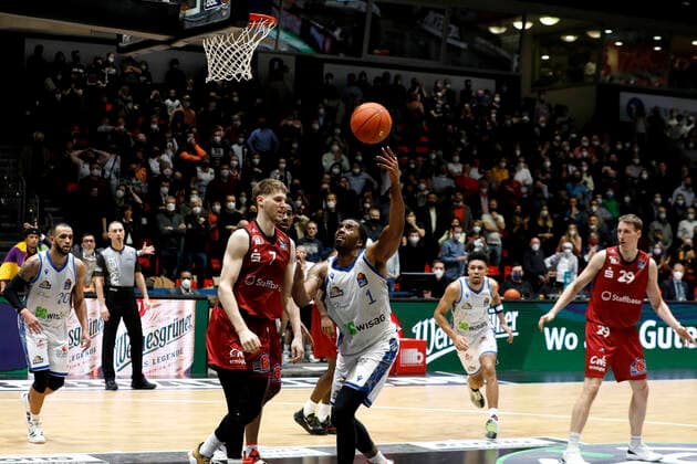 28 01 2022, easyCredit Basketball Bundesliga, BBL, season 2021 2022, men, Chemnitz Niners Fraport Skyliners Frankfurt Jamel McLean, Fraport Skyliners Frankfurt, Jonas Richter, Niners Chemnitz Chemnitz Fair Chemnitz Saxony Germany