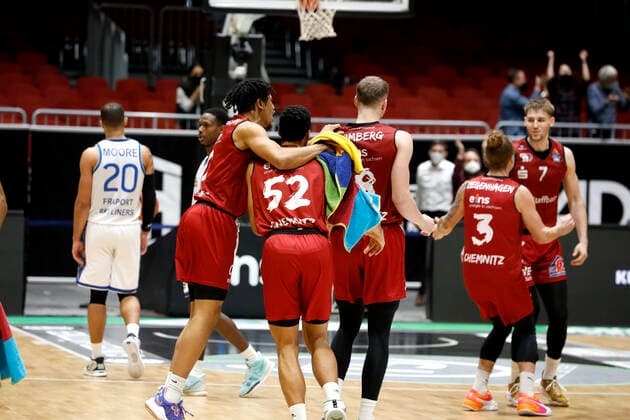 28 01 2022, easyCredit Basketball Bundesliga, BBL, season 2021 2022, men, Chemnitz Niners Fraport Skyliners Frankfurt cheers of Nelson Weidemann, Niners Chemnitz, Trent Lockett, Niners Chemnitz Chemnitz Fair Chemnitz Saxony Germany