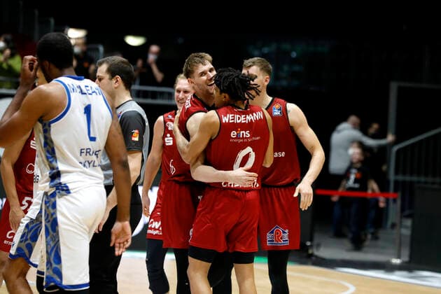 28 01 2022, easyCredit Basketball Bundesliga, BBL, season 2021 2022, men, Chemnitz Niners Fraport Skyliners Frankfurt cheers of Nelson Weidemann, Niners Chemnitz, Jonas Richter, Niners Chemnitz Chemnitz Fair Chemnitz Saxony Germany