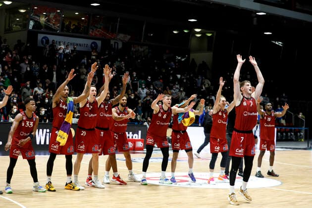 28 01 2022, easyCredit Basketball Bundesliga, BBL, 2021 2022 season, men, Chemnitz Niners Fraport Skyliners Frankfurt Jonas Richter, Niners Chemnitz cheering with the team Chemnitz Messe Chemnitz Sachsen Germany