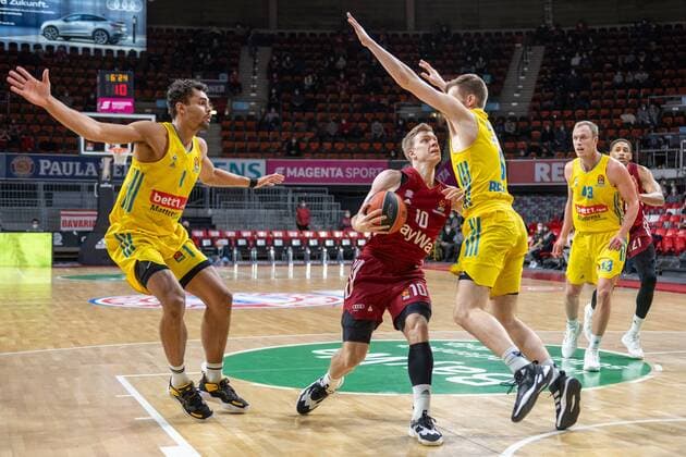 Oscar de Silva 1 Alba Berlin , Ognjen Jaramaz 10 FC Bayern , Malte Delow 6 Alba Berlin , FC Bayern Basketball vs Alba Berlin, easyCredit BBL, 28 01 2022 Muenchen Bayern Germany Copyright: xkolbert-press UlrichxGamelx