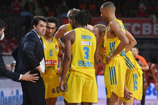 Israel GONZALEZ coach Berlin with players after the end of the game, Maodo LO Berlin , Jaleen SMITH Berlin , Louis OLINDE Berlin , disappointment, frustration, frustrated, dejected, Basketball EuroLeague 23 match day FC Bayern Muenchen Alba Berlin on 28 01 2022 A U D I D O M E