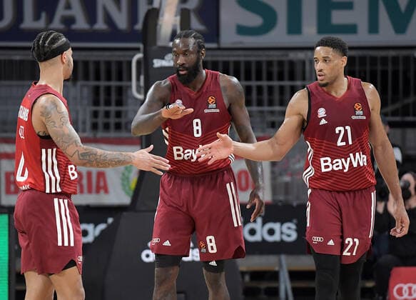 28 01 2022, xemx, basketball euroleague, FC Bayern Muenchen Alba Berlin emspor, v l team, players, cheer at the end of the match, celebrate at the end of the match Muenchen