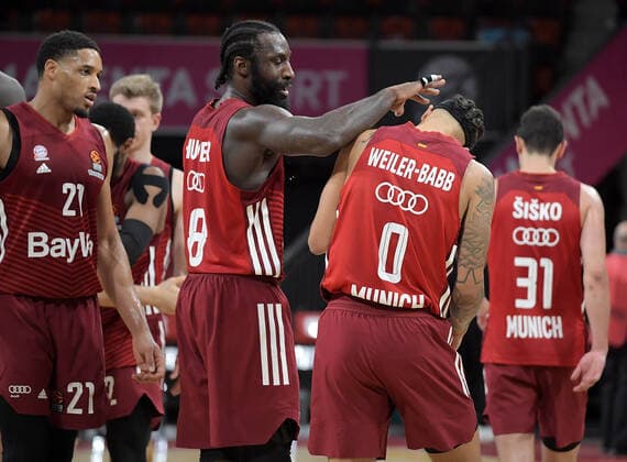 28 01 2022, xemx, basketball euroleague, FC Bayern Muenchen Alba Berlin emspor, v l team, players, cheer at the end of the match, celebrate at the end of the match Muenchen