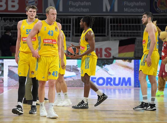 28 01 2022, xemx, basketball euroleague, FC Bayern Muenchen Alba Berlin emspor, v l team, players, disappointed, disappointed looking at the end of the match Muenchen