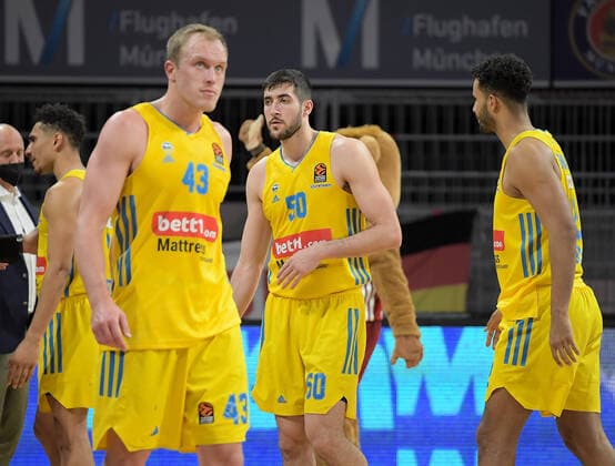 28 01 2022, xemx, basketball euroleague, FC Bayern Muenchen Alba Berlin emspor, v l team, players, disappointed, disappointed looking at the end of the match Muenchen