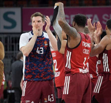 28 01 2022, xemx, basketball euroleague, FC Bayern Muenchen Alba Berlin emspor, v l team, players, cheer at the end of the match, celebrate at the end of the match Muenchen