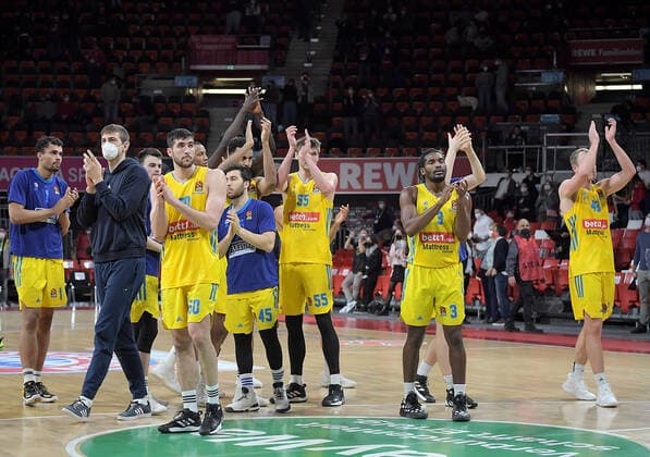 28 01 2022, xemx, basketball euroleague, FC Bayern Muenchen Alba Berlin emspor, v l team, players, disappointed, disappointed looking at the end of the match Muenchen