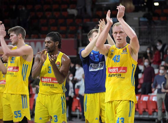 28 01 2022, xemx, basketball euroleague, FC Bayern Muenchen Alba Berlin emspor, v l team, players, disappointed, disappointed looking at the end of the match Muenchen
