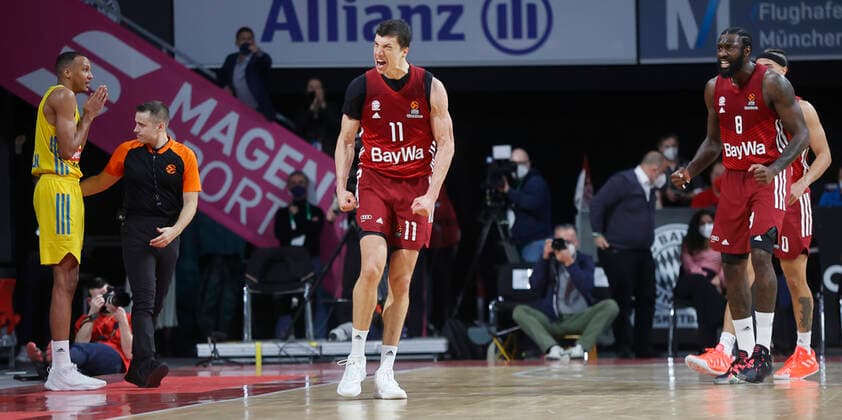 28 01 2022, Basketball Euroleague, FC Bayern Basketball vs Alba Berlin, Audi Dome Muenchen, sports, in picture Louis Olinde ALBA Berlin is scared and Vladimir Lucic FCB Basketball cheers and Othello Hunter FCB Basketball