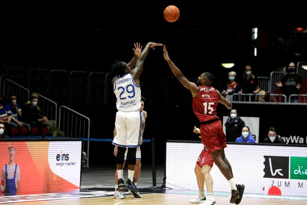 28 01 2022, easyCredit Basketball Bundesliga, BBL, season 2021 2022, men, Chemnitz Niners Fraport Skyliners Frankfurt Will Cherry, Fraport Skyliners Frankfurt, Frantz Massenat, Niners Chemnitz Chemnitz Fair Chemnitz Saxony Germany
