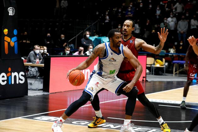 28 01 2022, easyCredit Basketball Bundesliga, BBL, season 2021 2022, men, Chemnitz Niners Fraport Skyliners Frankfurt Jamel McLean, Fraport Skyliners Frankfurt, Darion Atkins, Niners Chemnitz Chemnitz Fair Chemnitz Saxony Germany