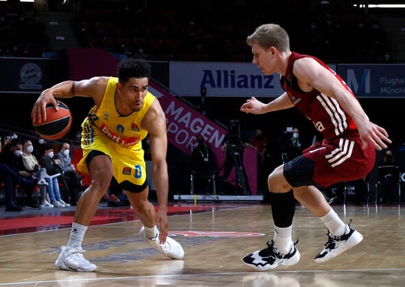 28 01 2022, Basketball Euroleague, FC Bayern Basketball vs Alba Berlin, Audi Dome Munich, Sports, in the picture Maodo Lo ALBA Berlin vs Ognjen Jaramaz FCB Basketball