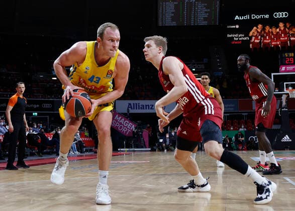 28 01 2022, Basketball Euroleague, FC Bayern Basketball vs Alba Berlin, Audi Dome Munich, Sports, in the picture Like Sigma ALBA Berlin vs Ognjen Jaramaz FCB Basketball