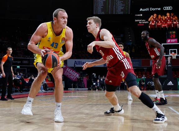 28 01 2022, Basketball Euroleague, FC Bayern Basketball vs Alba Berlin, Audi Dome Munich, Sports, in the picture Like Sigma ALBA Berlin vs Ognjen Jaramaz FCB Basketball