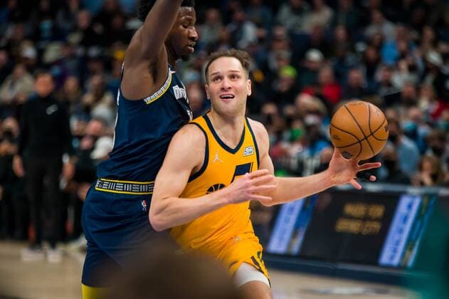 Jazz Shooting Guard Joe Ingles (R) controls the ball during a NBA, Basketball Herren, USA game between Memphis Grizzlies and Utah Jazz, at the FedEx Forum in Memphis, Tennessee, USA, 28 January 2022. Memphis Grizzlies vs. Utah Jazz !ACHTUNG: NUR REDAKTIONELLE NUTZUNG!  Copyright: xMATTHEWxA.xSMITHx AME2097 20220129-c1ce9a33786b8607072c981c591b024ce5f2f409