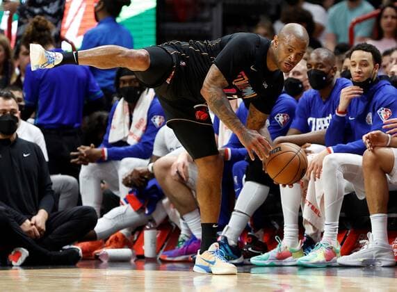 Miami Heat forward P.J. Tucker tries to keep the ball inbounds during the first half of the NBA, Basketball Herren, USA basketball game between the Miami Heat and the Los Angeles Clippers at FTX Arena in Miami, Florida, USA, 28 January 2022. Los Angeles Clippers at Miami Heat !ACHTUNG: NUR REDAKTIONELLE NUTZUNG!  Copyright: xRHONAxWISEx AME2091 20220129-9a6dcd7615e377cf4ef7b7bae09f9b3f5727c442