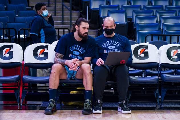 Center Steven Adams (L) during warm-ups prior a NBA, Basketball Herren, USA game at FedEx Forum in Memphis, Tennessee, USA, 28, January 2022. Memphis Grizzlies vs. Utah Jazz !ACHTUNG: NUR REDAKTIONELLE NUTZUNG!  Copyright: xMATTHEWxA.xSMITHx AME2164 20220129-e7965d91f9f4a2e1c02a588a2f7278422459a6d8