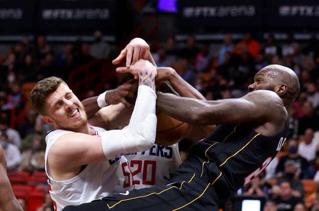 Miami Heat center Dewayne Dedmon (R) and Los Angeles Clippers center Isaiah Hartenstein fight for a rebound during the second half of the NBA, Basketball Herren, USA basketball game between the Miami Heat and the Los Angeles Clippers at FTX Arena in Miami, Florida, USA, 28 January 2022. Los Angeles Clippers at Miami Heat !ACHTUNG: NUR REDAKTIONELLE NUTZUNG!  Copyright: xRHONAxWISEx AME2169 20220129-09077c203a3190bbd75a58ce5e29e842d9b41a18