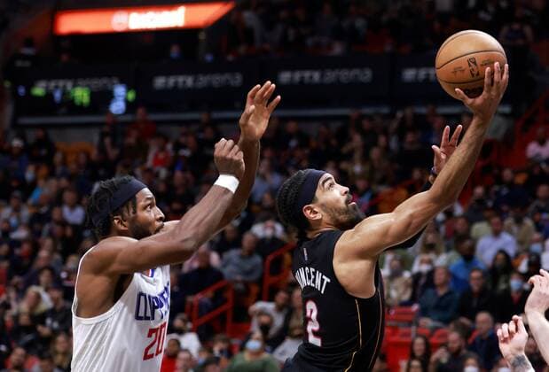 Miami Heat guard Gabe Vincent (R) shoots around Los Angeles Clippers forward Justise Winslow during the second half of the NBA, Basketball Herren, USA basketball game between the Miami Heat and the Los Angeles Clippers at FTX Arena in Miami, Florida, USA, 28 January 2022. Los Angeles Clippers at Miami Heat !ACHTUNG: NUR REDAKTIONELLE NUTZUNG!  Copyright: xRHONAxWISEx AME2170 20220129-9d26a617cd0a306f5848f9be2d4fb606151c3238
