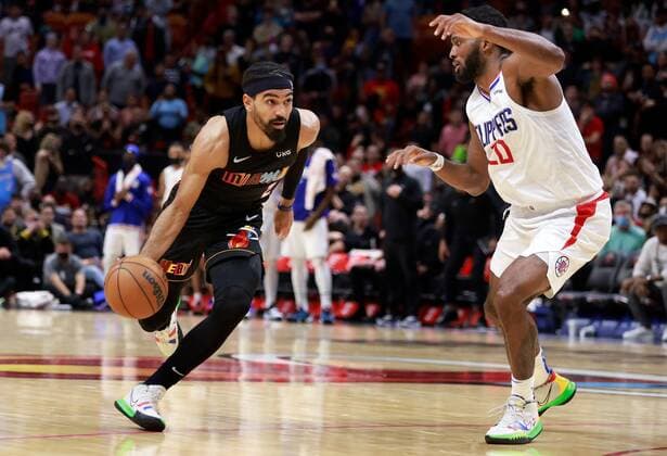 Miami Heat guard Gabe Vincent (L) drives the ball past Los Angeles Clippers forward Justise Winslow during the second half of the NBA, Basketball Herren, USA basketball game between the Miami Heat and the Los Angeles Clippers at FTX Arena in Miami, Florida, USA, 28 January 2022. Los Angeles Clippers at Miami Heat !ACHTUNG: NUR REDAKTIONELLE NUTZUNG!  Copyright: xRHONAxWISEx AME2174 20220129-0006f8a661de457e3c53a4f5fc33974b6721ef91