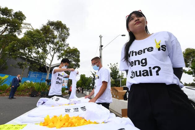 TENNIS AUSTRALIAN OPEN, Supporters of Chinese tennis player Peng Shuai hand out T-shirts on Day 13 of the Australian Open, at Melbourne Park, in Melbourne, Saturday, January 29, 2022. ( NO ARCHIVING, EDITORIAL USE ONLY, NO USE IN BOOKS WITHOUT CONSENT MELBOURNE VIC AUSTRALIA  Copyright: xJAMESxROSSx 20220129001618054677