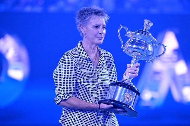 TENNIS AUSTRALIAN OPEN, Former Australian tennis player, and the last Australian female to win the Australian Open, brings in the championship trophy ahead of the Women?s singles final between Ashleigh Barty of Australia and Danielle Collins of the USA on Day 13 of the Australian Open, at Melbourne Park, in Melbourne, Saturday, January 29, 2022. ( NO ARCHIVING, EDITORIAL USE ONLY, NO USE IN BOOKS WITHOUT CONSENT MELBOURNE VIC AUSTRALIA Copyright: xDAVExHUNTx 20220129001618067893