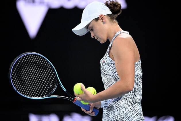 TENNIS AUSTRALIAN OPEN, Ashleigh Barty of Australia prepares to serve during the Women?s singles final against Danielle Collins of the USA on Day 13 of the Australian Open, at Melbourne Park, in Melbourne, Saturday, January 29, 2022. ( NO ARCHIVING, EDITORIAL USE ONLY, NO USE IN BOOKS WITHOUT CONSENT MELBOURNE VIC AUSTRALIA  Copyright: xDAVExHUNTx 20220129001618072365